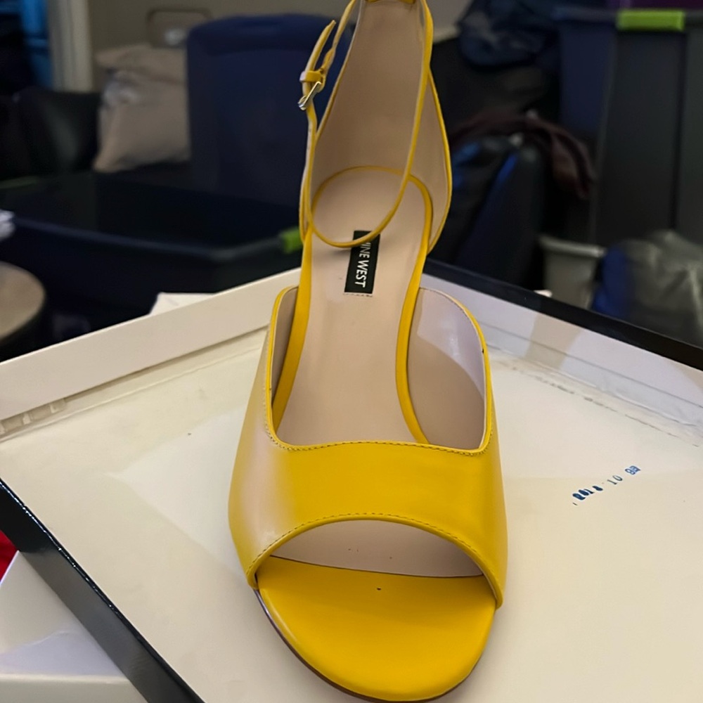 Nine West Avielle Yellow Leather Size 12 M